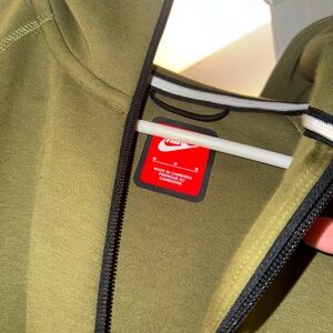 Men’s Medium Nike Tech Olive green